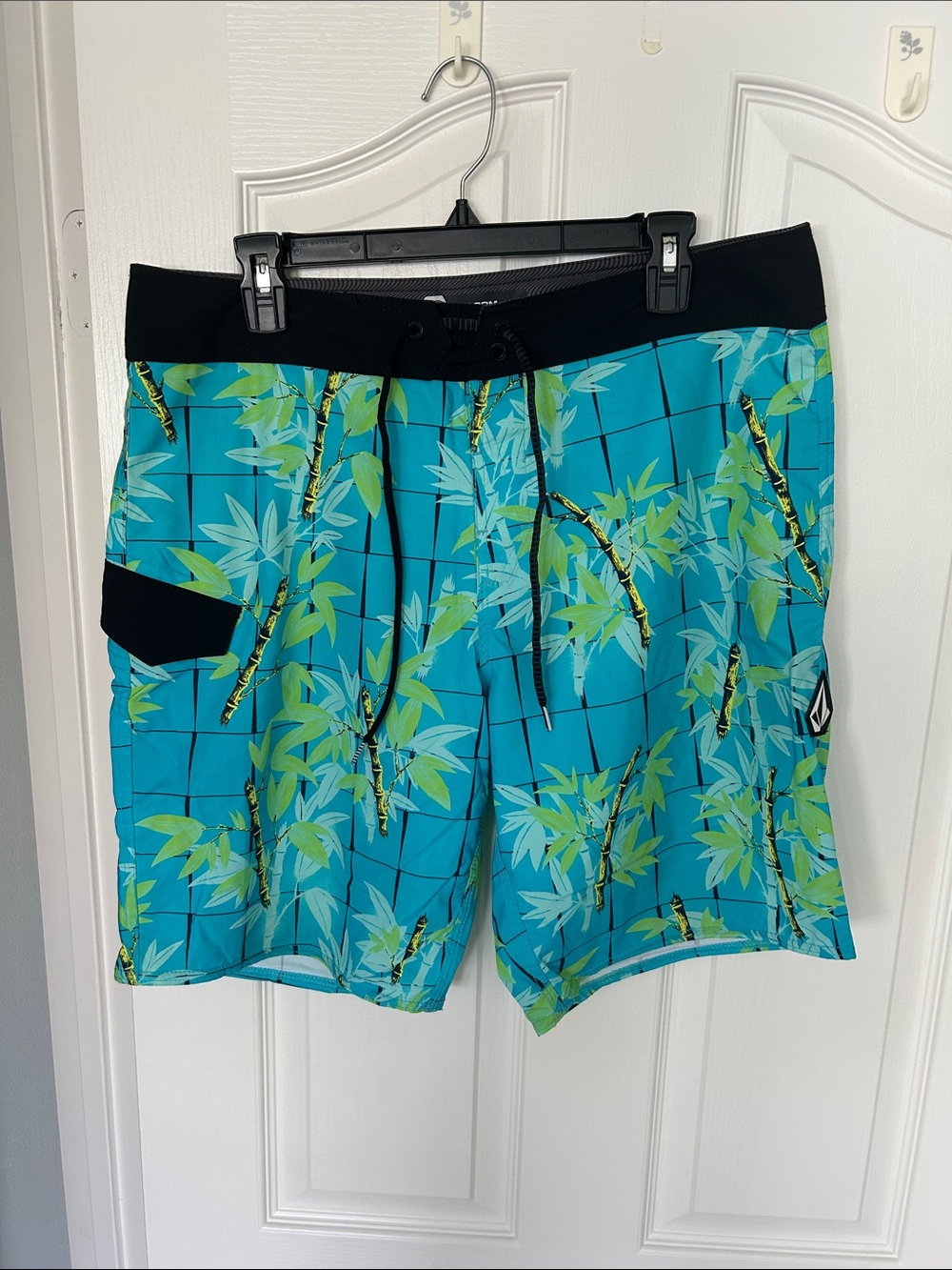 Volcom Size 33 Teal and Lime Bamboo-Print Board Shorts